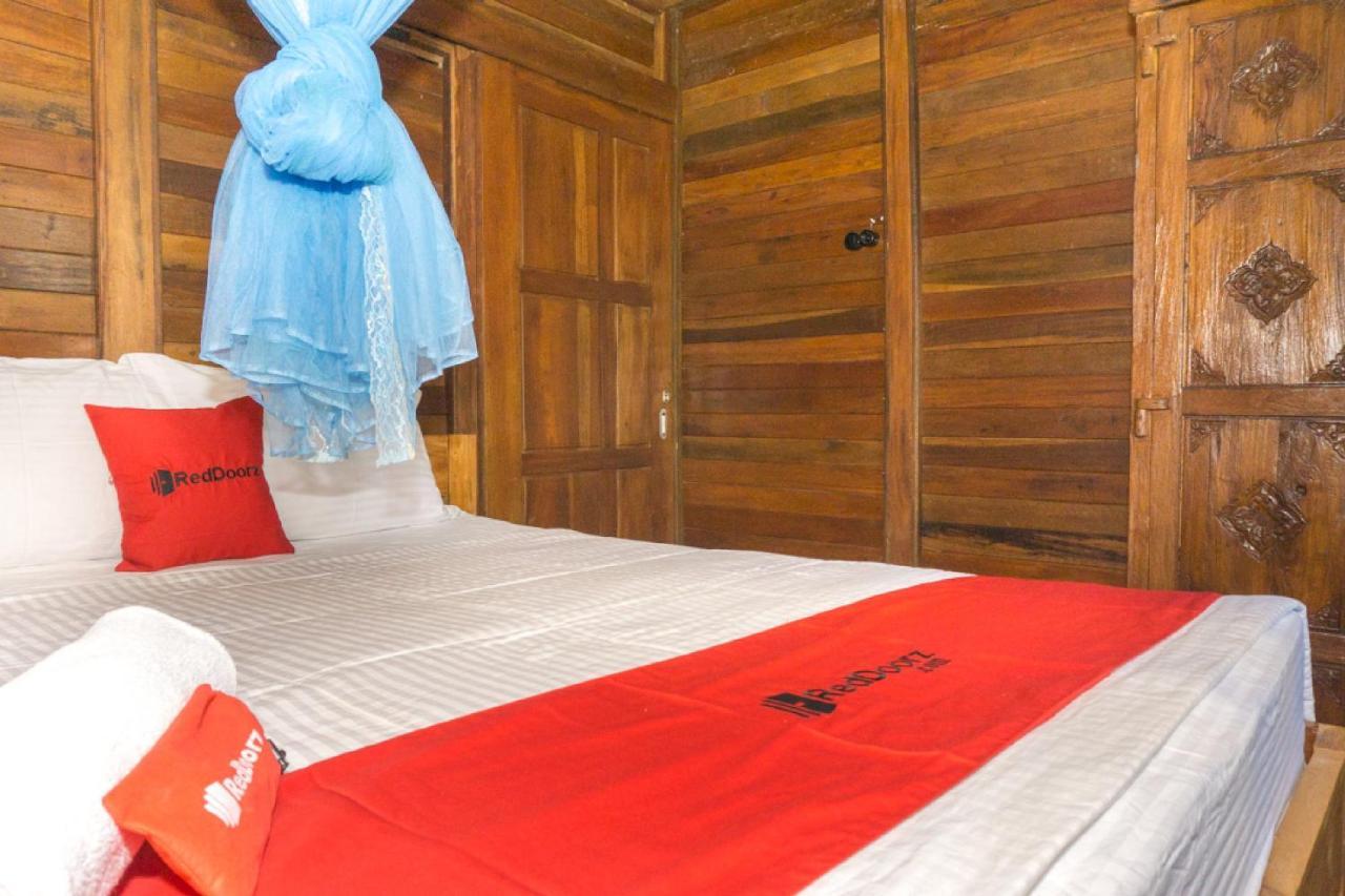 Отель Reddoorz @ Tambolaka Sumba Lokokaki Экстерьер фото